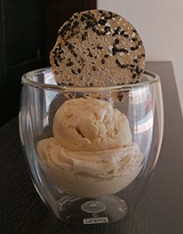カシアのアイスクリームと黒ゴマのチュイルダンテル