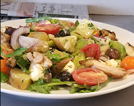 チキンとオリーブとフェタチーズのサラダ