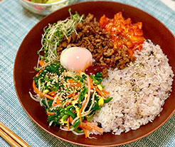 ご飯がすすむ！スパイシーなビビムパ丼