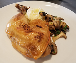 骨付き鶏もも肉のコンフィ