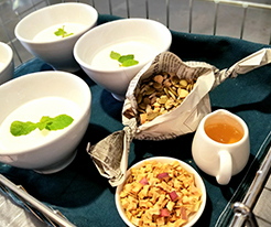 アップルピースとシリアルのヨーグルト