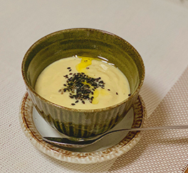 素材の甘味が引き立つ、クミン風味のサツマイモのポタージュ