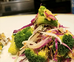 ブロッコリーとアーモンドのチリサラダ