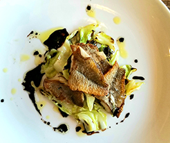 鮮魚のポアレにオレンジバルサミコソース