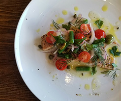 サクラマスのローストとフレッシュベジタブル　マーガォ風味