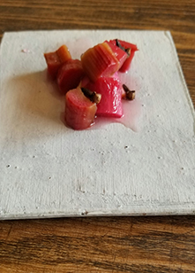 真っ赤なルバーブのクローブ風味のコンポート